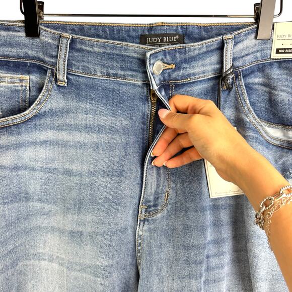 Judy Blue NWT 24W Boyfriend Fit Mid Rise Medium Wash Cropped Distressed Jeans - Picture 6 of 10
